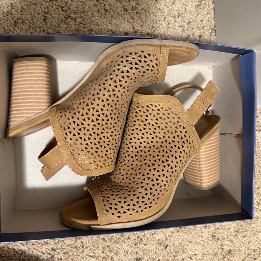 Universal Thread Tan Platform‎ Sandals - Picture 6 of 6